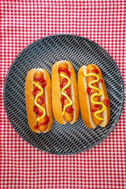 Foto hooghoekbeeld van hotdog