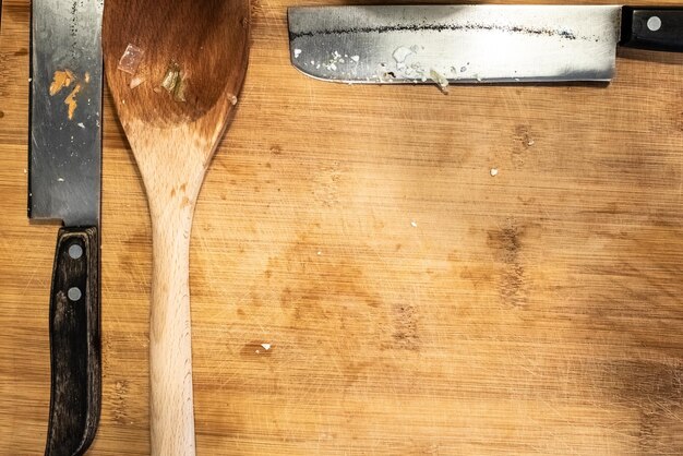 Foto hooghoekbeeld van hout op tafel thuis