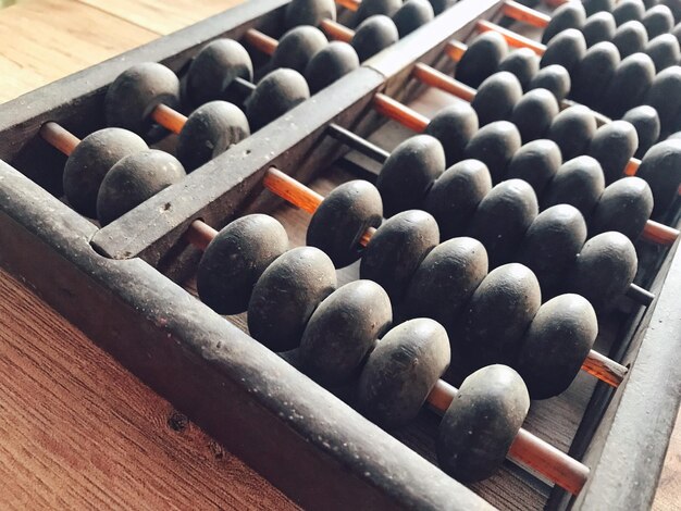 Foto hooghoekbeeld van hout op tafel