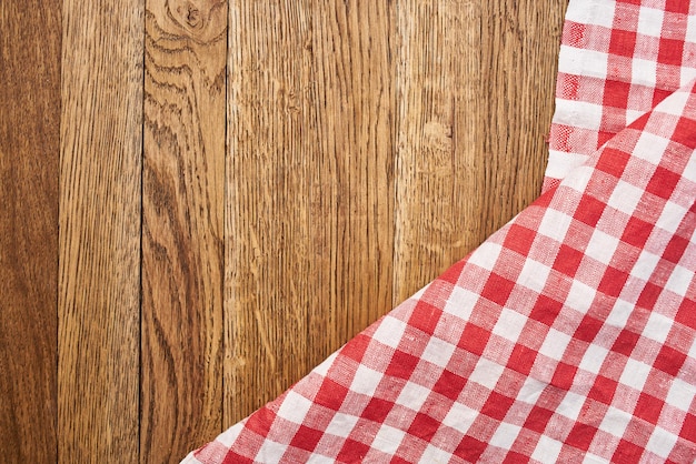 Hooghoekbeeld van houten tafel op de vloer thuis