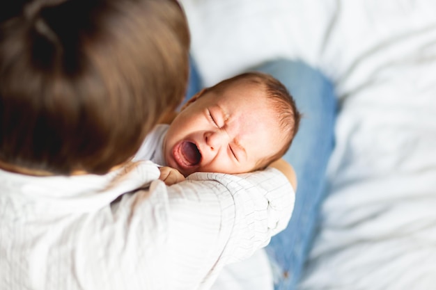 Hooghoekbeeld van huilende baby