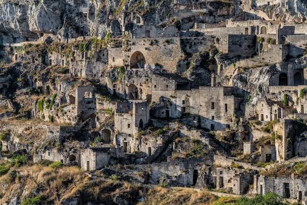 Hooghoekbeeld van huizen bij sassi di matera