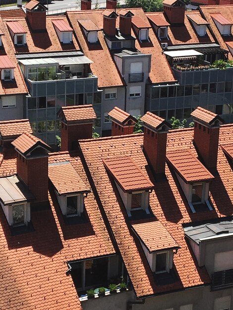 Foto hooghoekbeeld van huizen in de stad