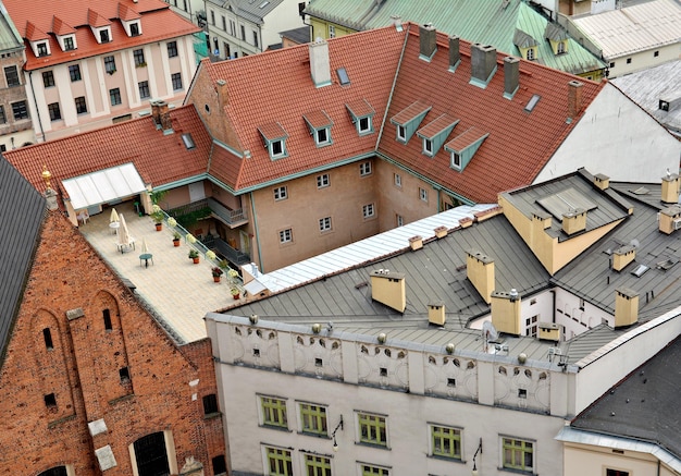 Hooghoekbeeld van huizen tegen de lucht in de stad