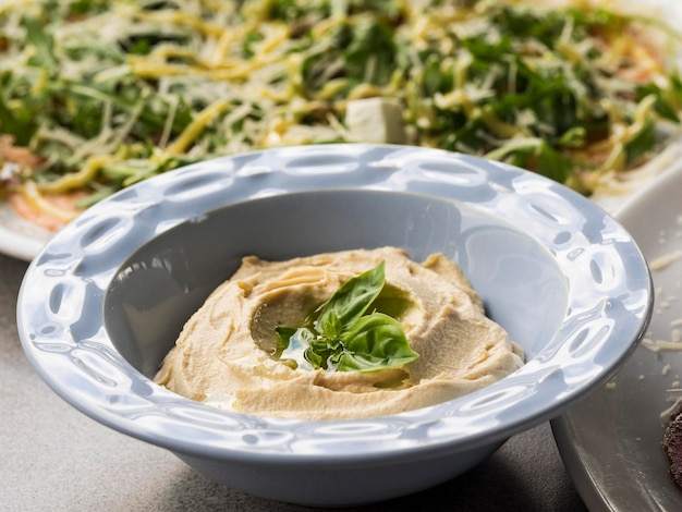 Foto hooghoekbeeld van hummus in een schaal