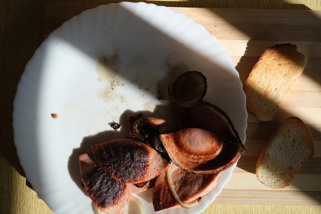 Foto hooghoekbeeld van ijs op een bord op tafel