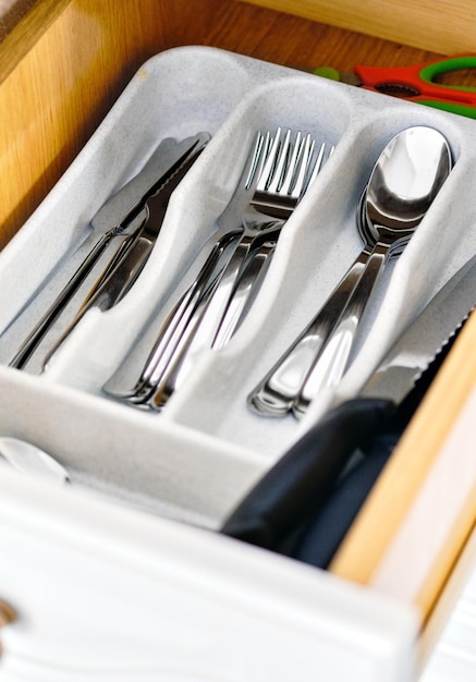 Hooghoekbeeld van ijs op tafel