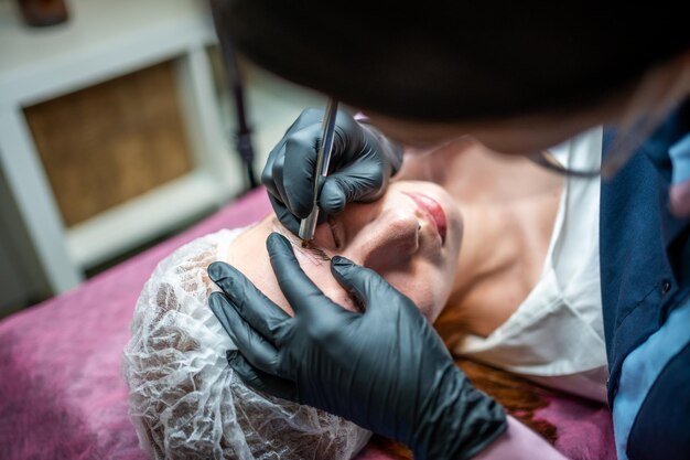 Foto hooghoekbeeld van jonge vrouw die thuis op bed ligt