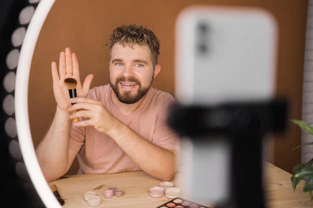 Foto hooghoekbeeld van jonge vrouw met mobiele telefoon