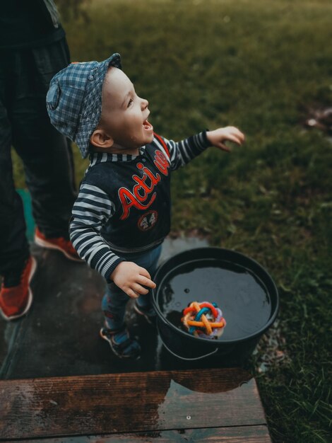 Foto hooghoekbeeld van jongen die naar de camera kijkt