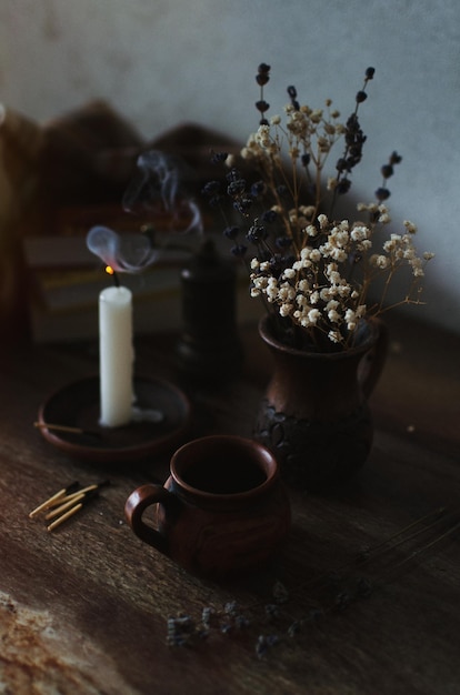 Hooghoekbeeld van kaars en bloemen op tafel