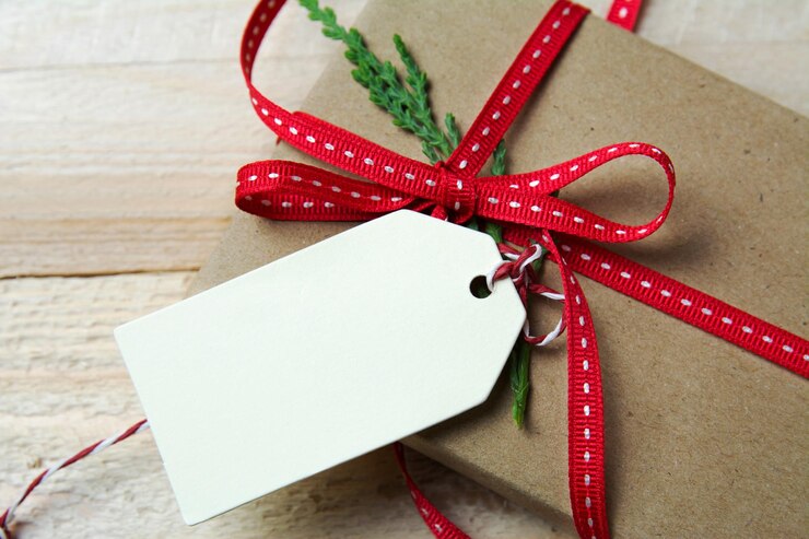 Foto hooghoekbeeld van kerstcadeau op houten tafel