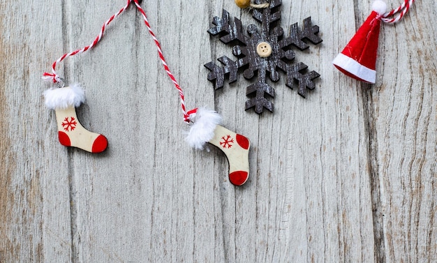 Hooghoekbeeld van kerstversiering op tafel