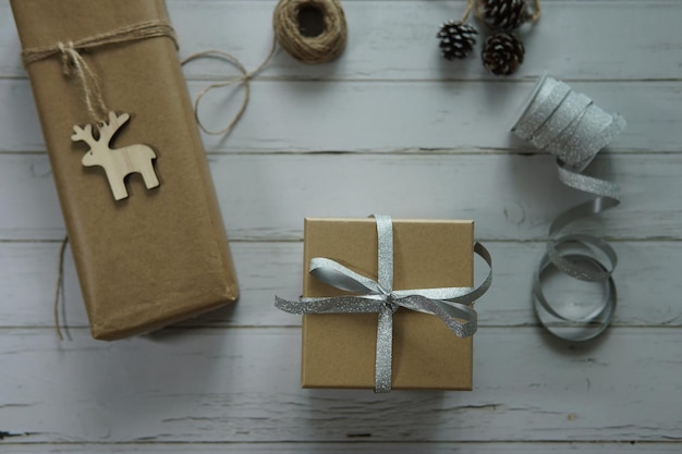 Foto hooghoekbeeld van kerstversiering op tafel