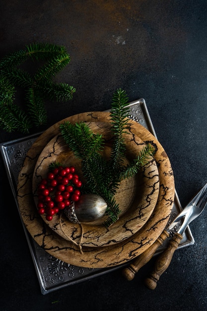 Hooghoekbeeld van kerstversiering over houten borden op tafel