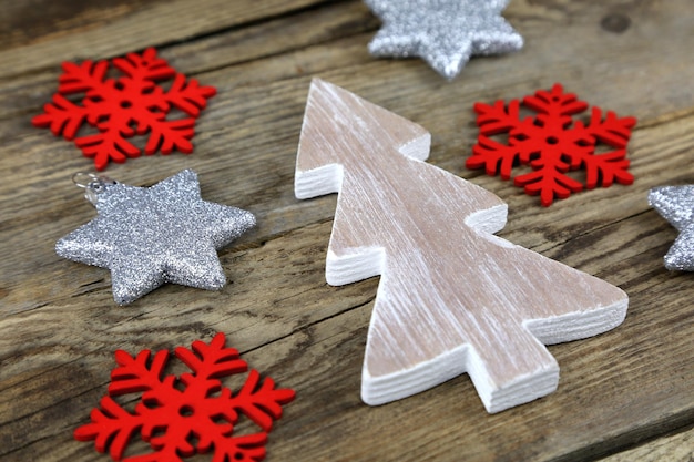 Hooghoekbeeld van kerstversieringen op een houten tafel