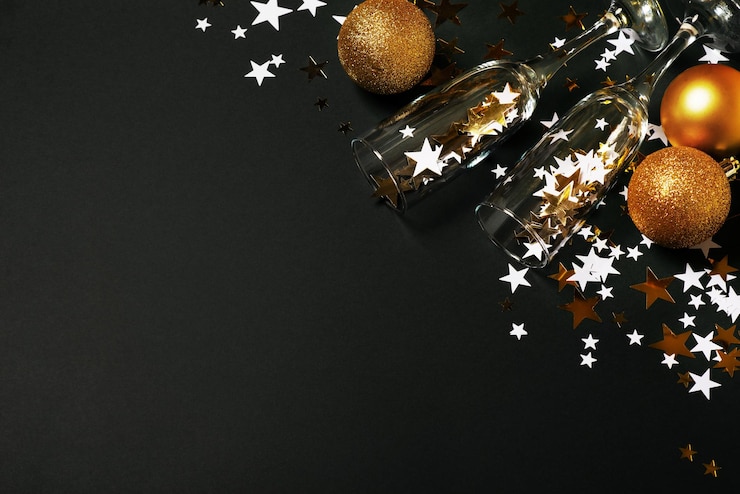 Foto hooghoekbeeld van kerstversieringen op tafel tegen een zwarte achtergrond
