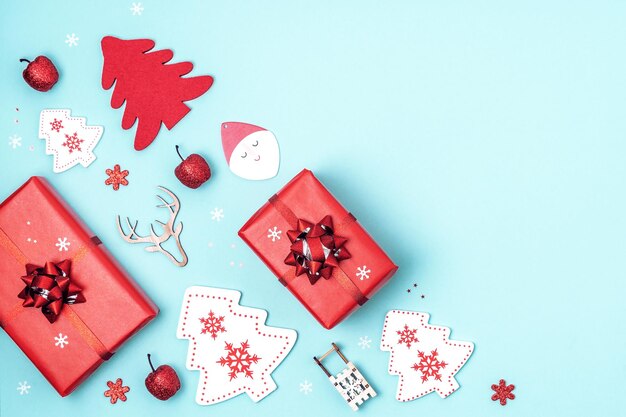 Hooghoekbeeld van kerstversieringen op tafel