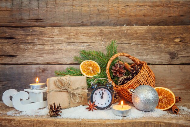 Foto hooghoekbeeld van kerstversieringen op tafel