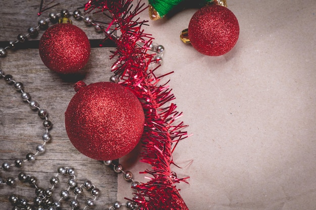 Foto hooghoekbeeld van kerstversieringen op tafel