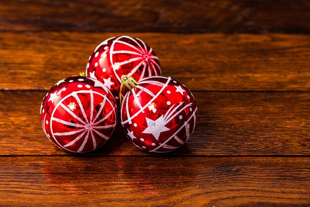 Foto hooghoekbeeld van kerstversieringen op tafel