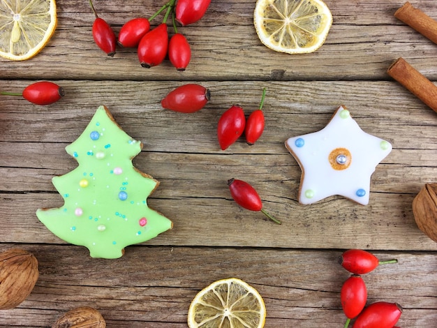 Foto hooghoekbeeld van kerstversieringen op tafel