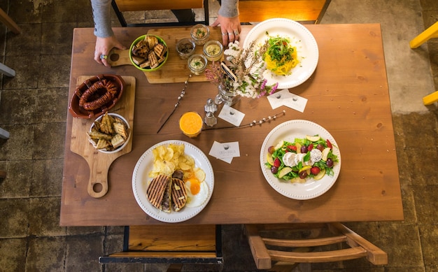 Hooghoekbeeld van keukentafel