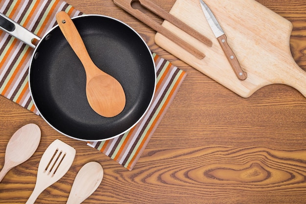Hooghoekbeeld van keukentoestellen op een houten tafel