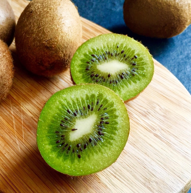 Hooghoekbeeld van kiwi-snijden op tafel