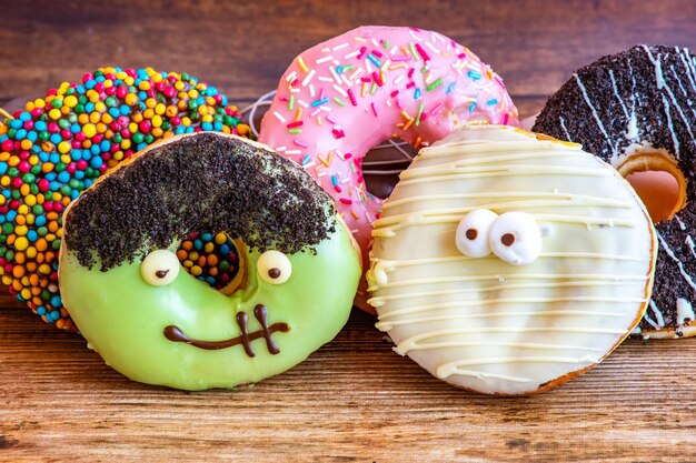 Foto hooghoekbeeld van kleurrijke donuts op een houten tafel