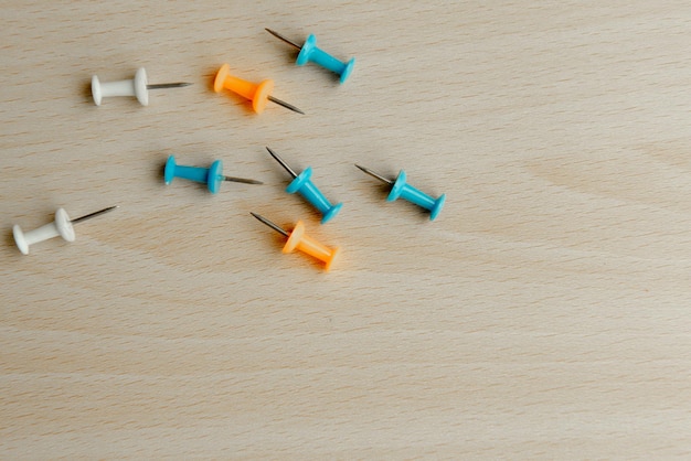 Hooghoekbeeld van kleurrijke duimpjes op een houten tafel