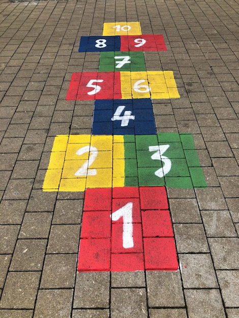 Foto hooghoekbeeld van kleurrijke hopscotch op straat