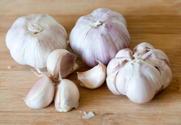 Hooghoekbeeld van knoflook op de snijplank