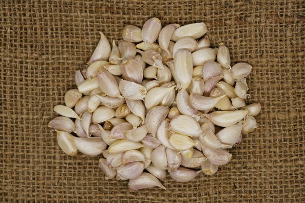 Hooghoekbeeld van knoflook op jute