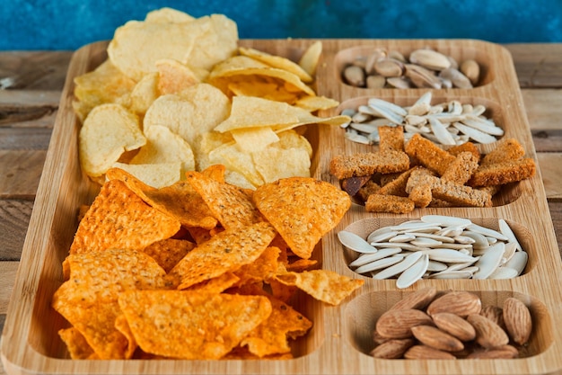 Foto hooghoekbeeld van koekjes in bord op tafel