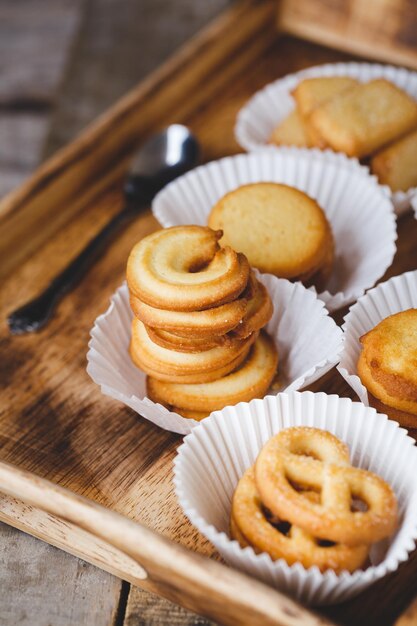 Foto hooghoekbeeld van koekjes in een dienblad op tafel