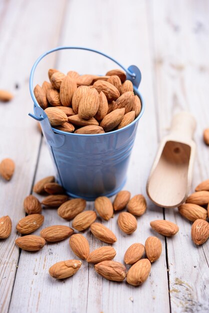 Foto hooghoekbeeld van koekjes in een schaal op tafel