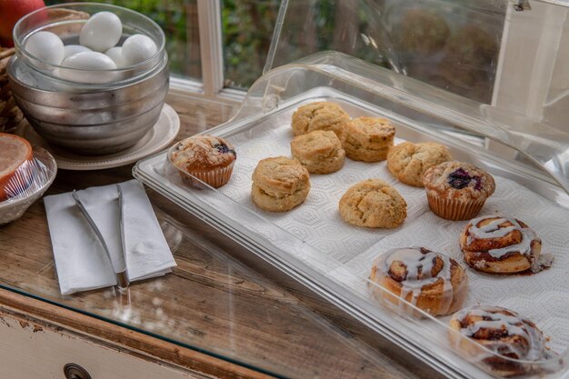 Hooghoekbeeld van koekjes in glas op tafel