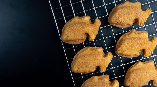 Foto hooghoekbeeld van koekjes op een metalen rooster