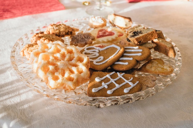 Foto hooghoekbeeld van koekjes op tafel