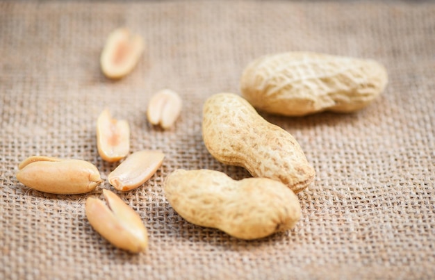 Foto hooghoekbeeld van koekjes op tafel