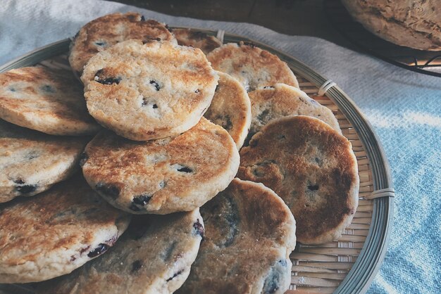 Foto hooghoekbeeld van koekjes op tafel