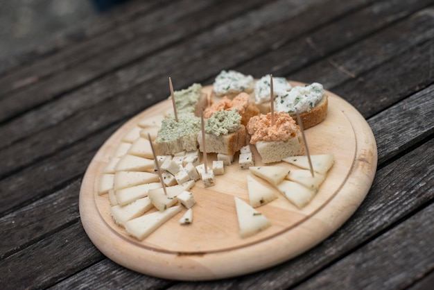 Foto hooghoekbeeld van koekjes op tafel