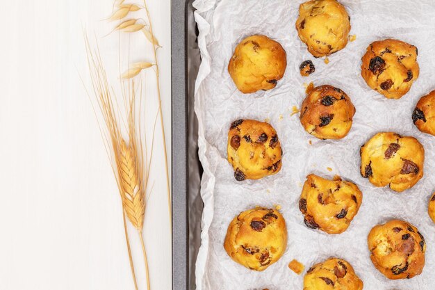 Foto hooghoekbeeld van koekjes op tafel