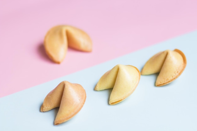 Foto hooghoekbeeld van koekjes op tafel