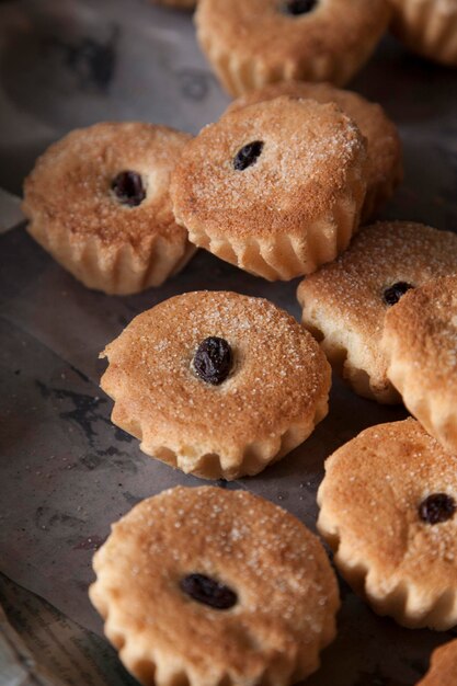 Hooghoekbeeld van koekjes op tafel