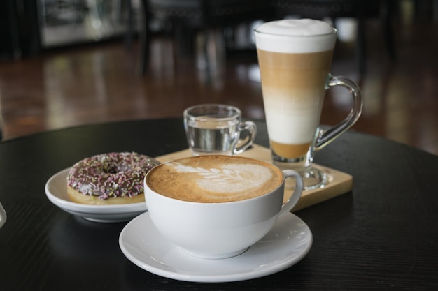 Hooghoekbeeld van koffie en donut geserveerd op tafel