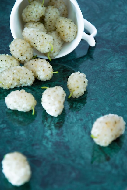 Hooghoekbeeld van koffie en koekjes