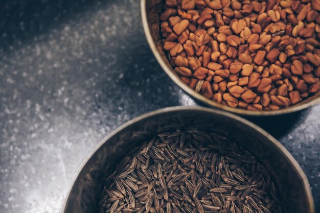 Hooghoekbeeld van koffie in een kom op tafel