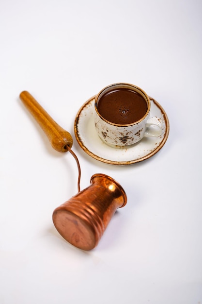 Hooghoekbeeld van koffie op tafel tegen een witte achtergrond